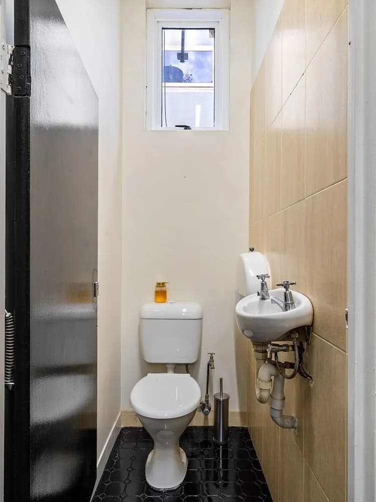 Private Room Shared Bathroom (2 People Max) - Photo 2