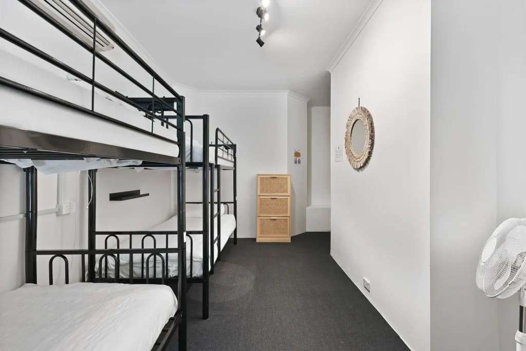 Private Room Shared Bathroom (4 People Max) - Photo 5