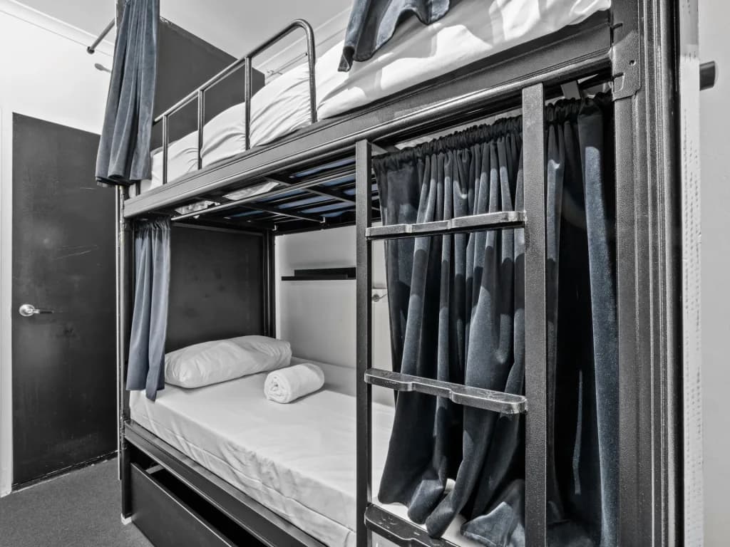 Private Room with Ensuite Bathroom (4 People Max) - Photo 4