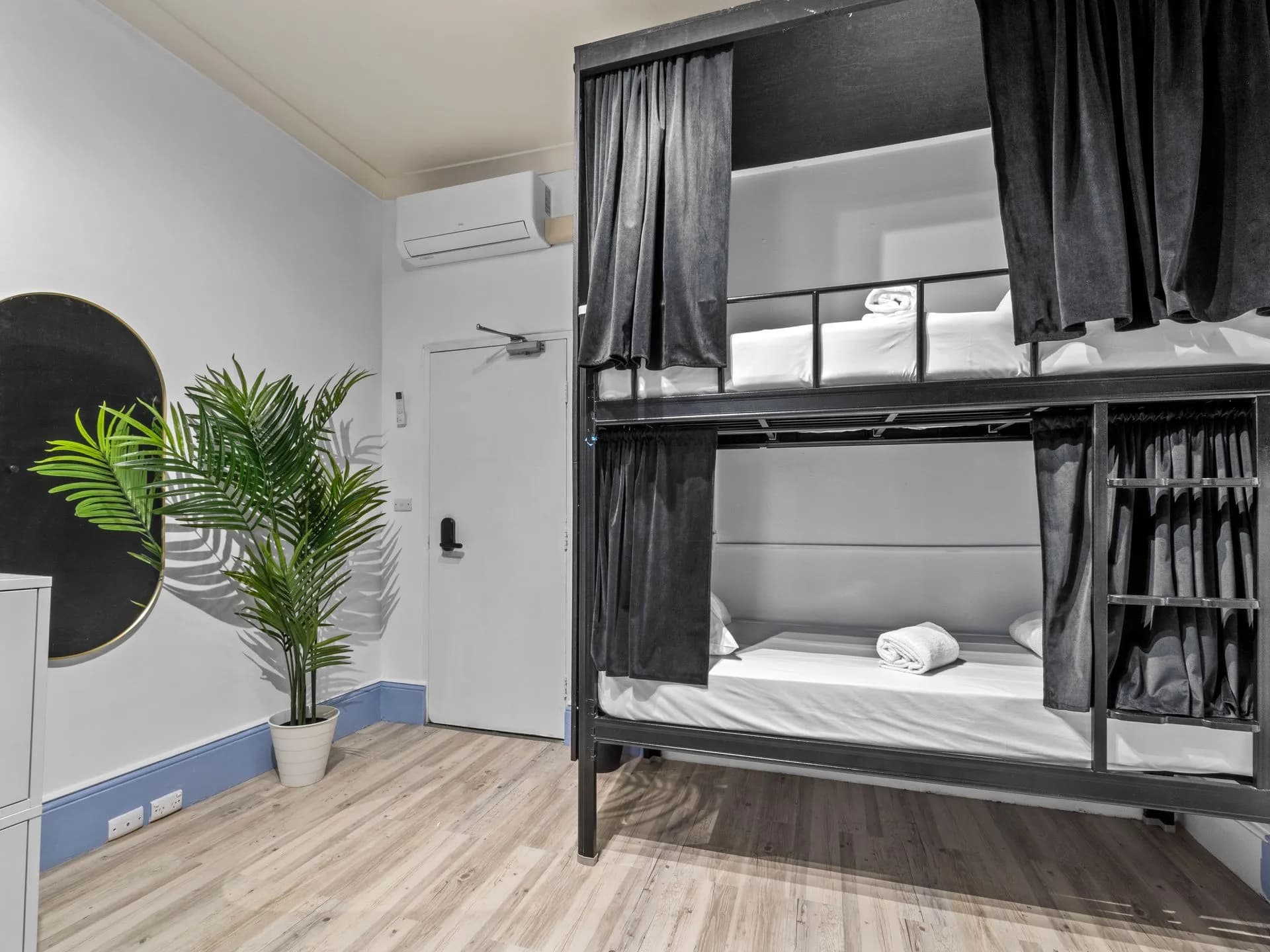 Private Room Shared Bathroom (4 People Max) - Photo 1