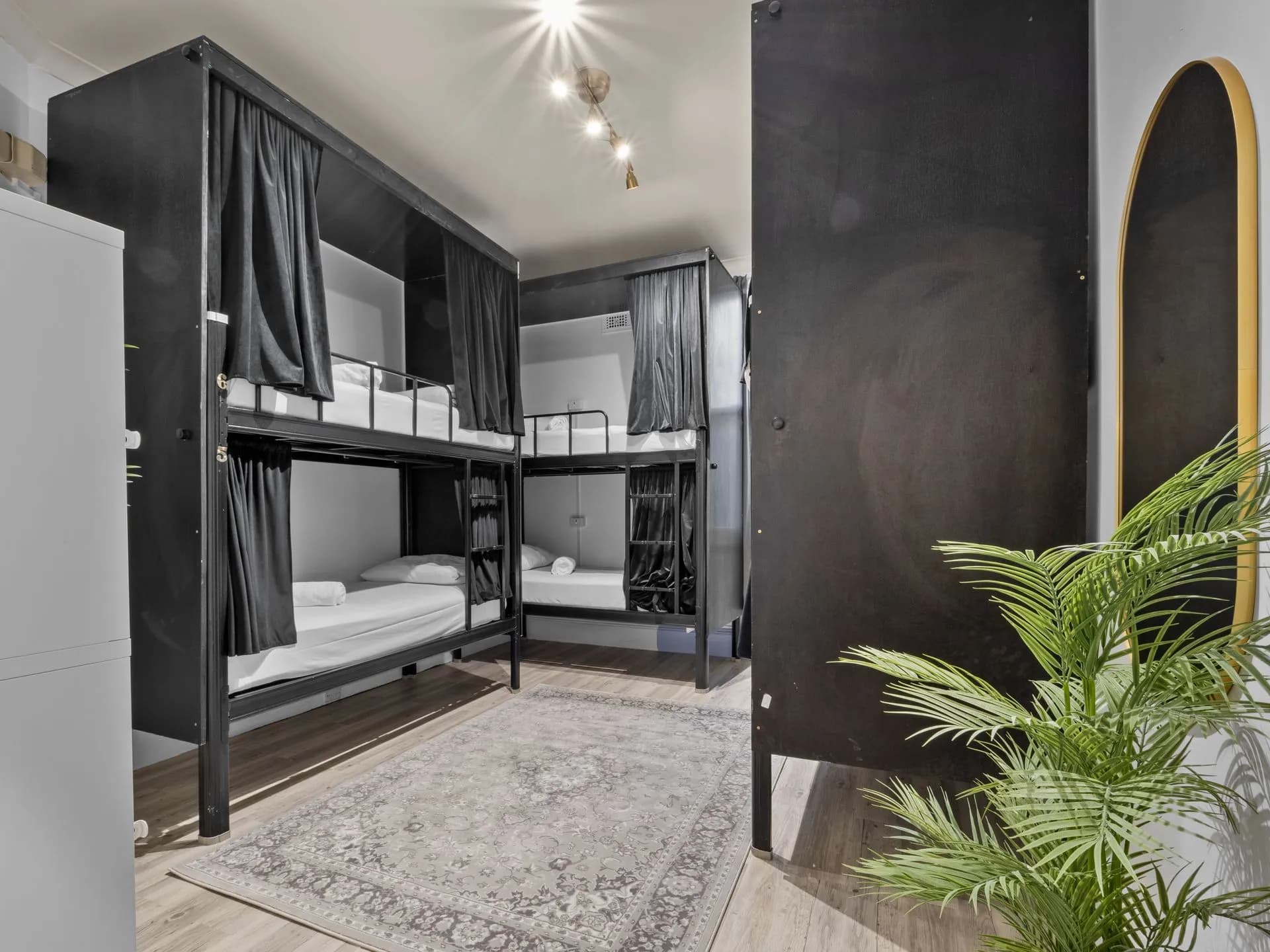 Private Room Shared Bathroom (6 People Max) - Photo 2