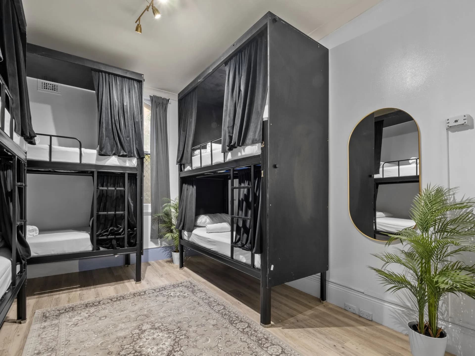 Private Room Shared Bathroom (6 People Max) - Photo 4