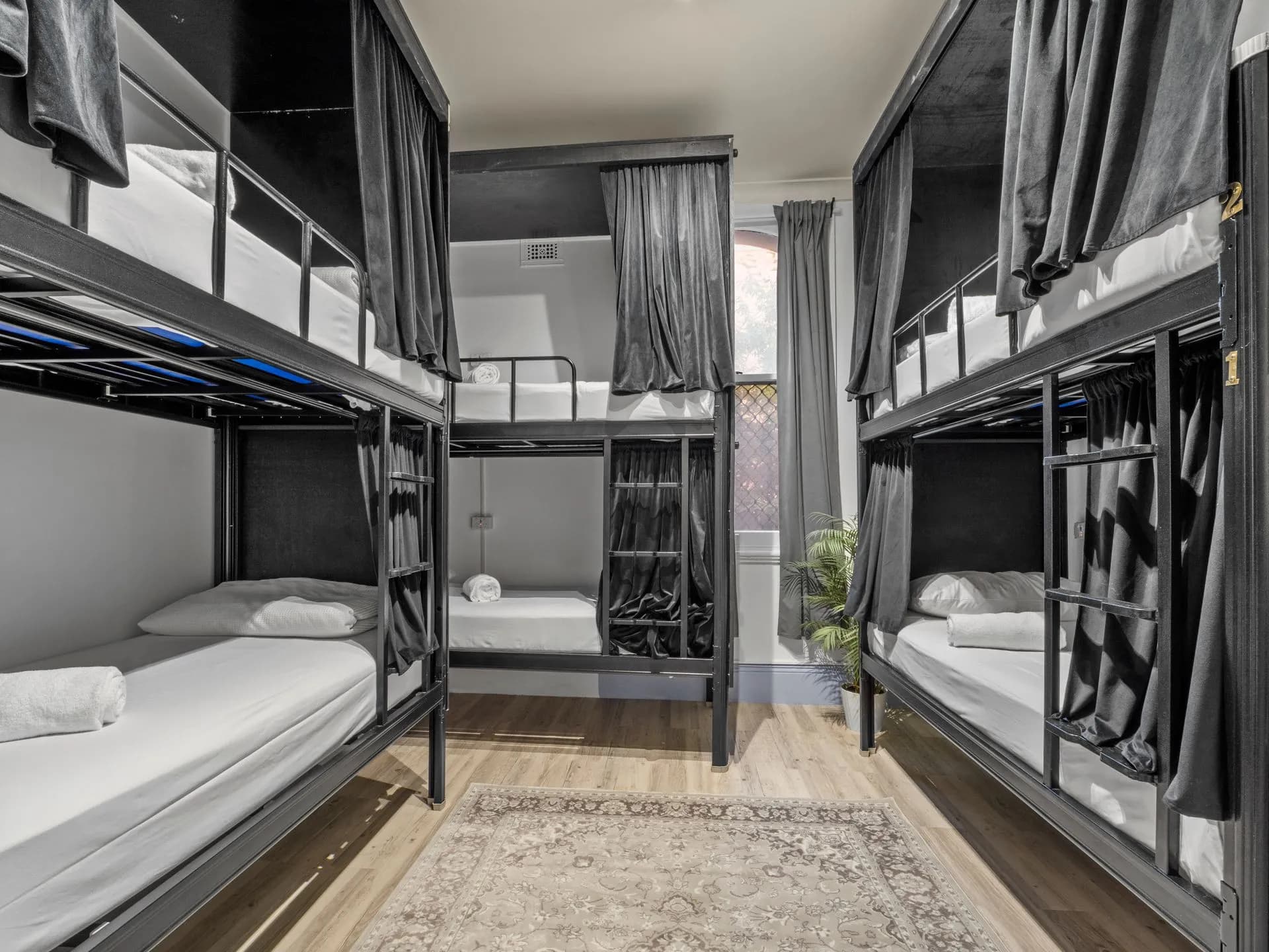 Private Room Shared Bathroom (6 People Max) - Photo 5