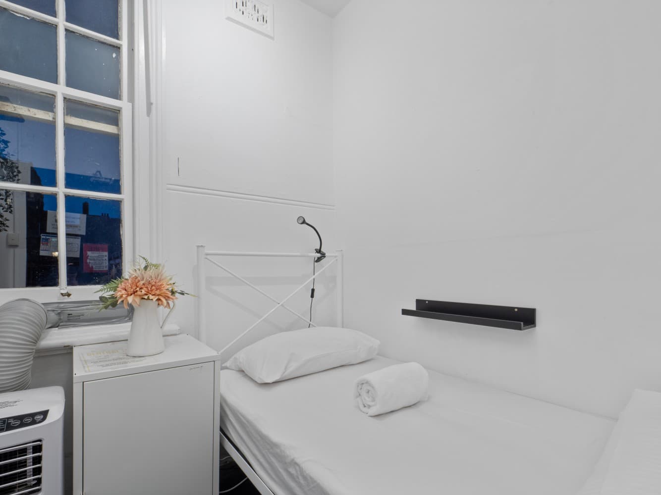 SINGLE BEDROOM WITH HARBOUR VIEW — Photo 1