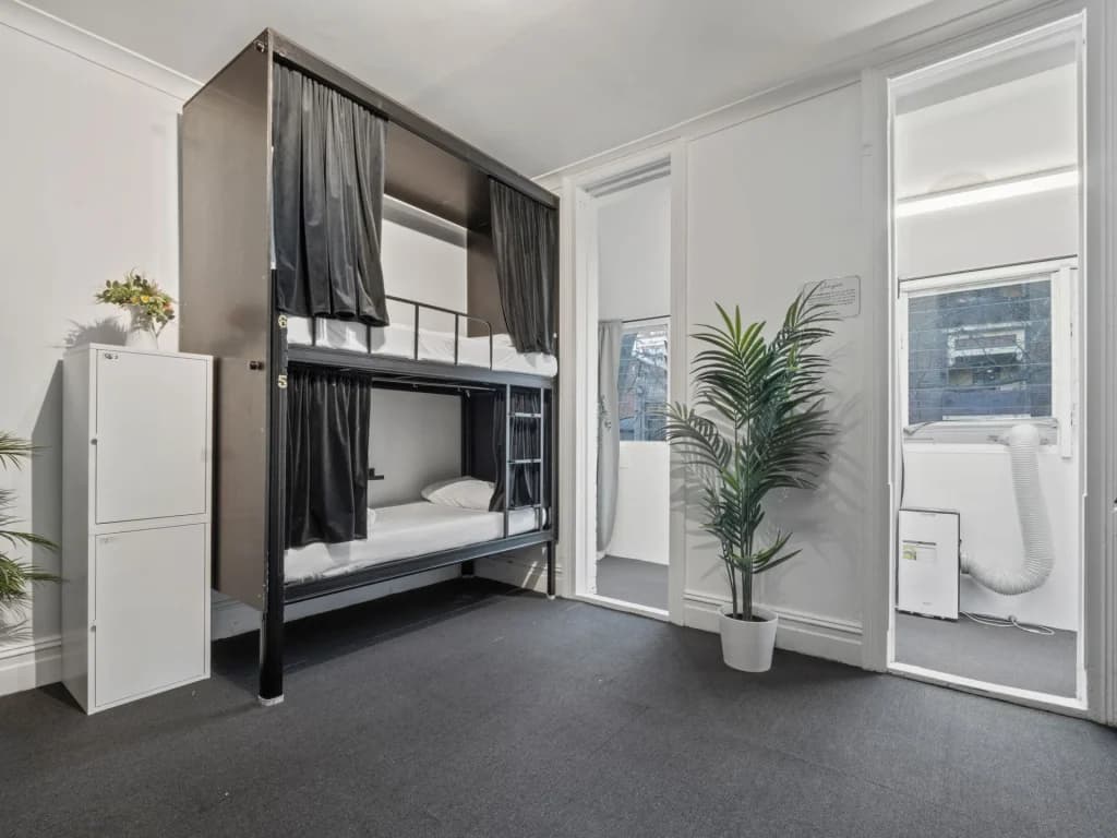 Private Room with Shared Bathroom (6 People Max) - Photo 2