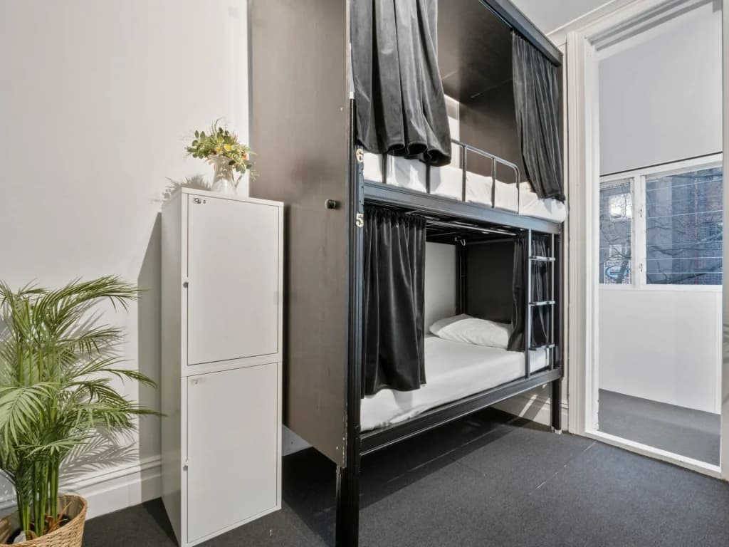 Private Room with Shared Bathroom (6 People Max) - Photo 3