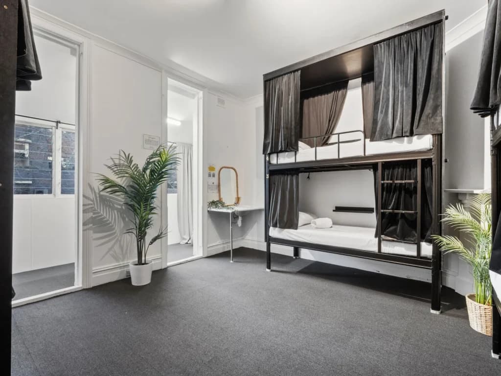 Private Room with Shared Bathroom (6 People Max) - Photo 4