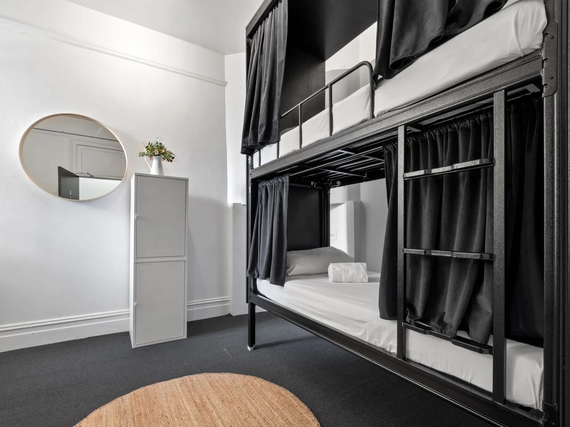 Azzurro Pod Hotel — Potts Point
