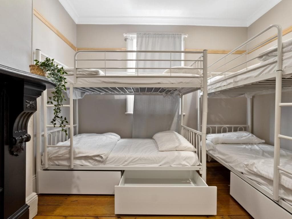 Private Room w/Shared Bathroom (4 ppl max) — Photo 3