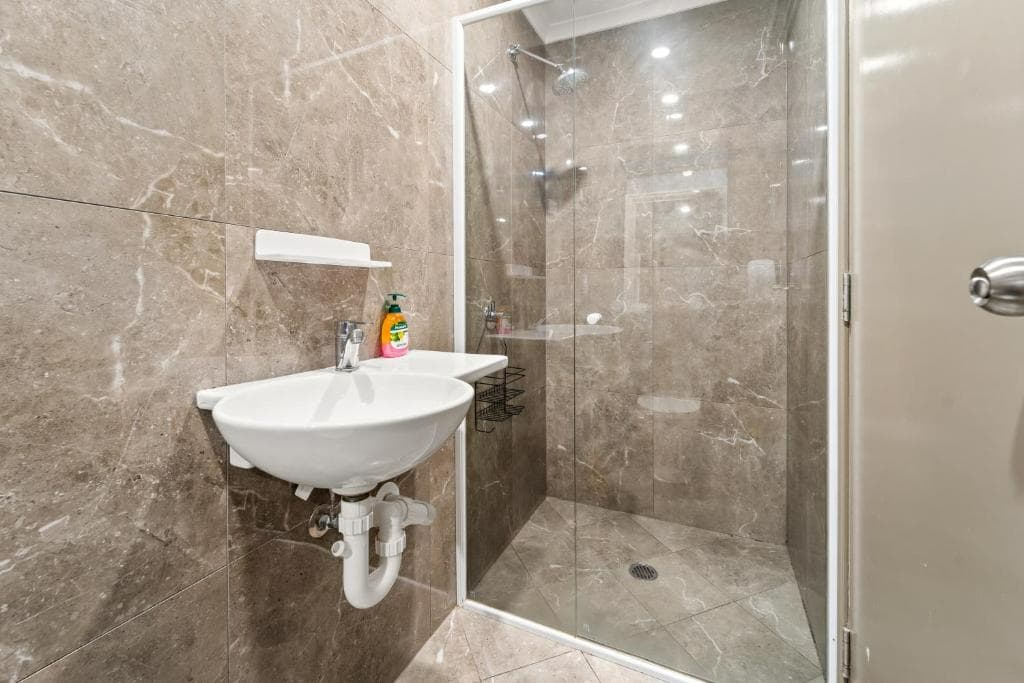 Double bedroom with private bathroom — Photo 2