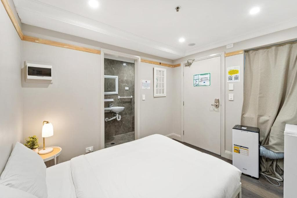 Double bedroom with private bathroom — Photo 4