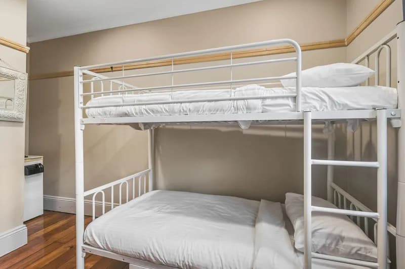 Private Room for 2 Beds Shared Bathroom - Photo 2