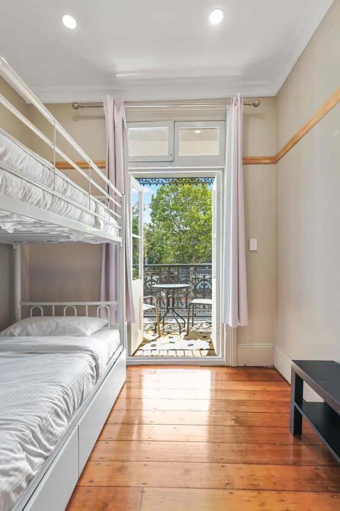 Private Room with Balcony & Shared Bathroom - Photo 2