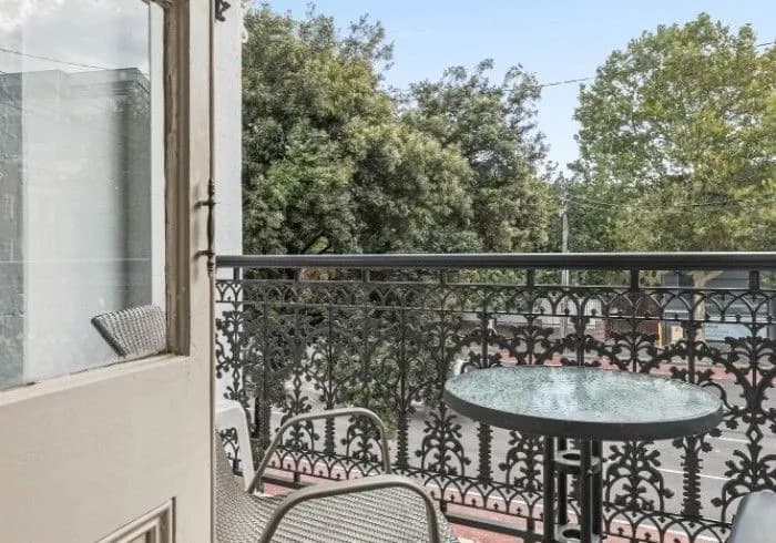 Private Room with Balcony & Shared Bathroom - Photo 4