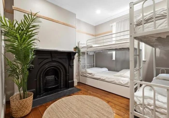 Private Female Only Shared Bathroom (4 People Max) - Photo 1