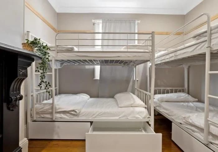 Private Female Only Shared Bathroom (4 People Max) - Photo 2