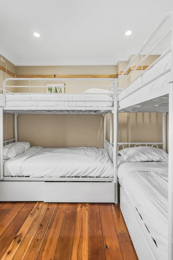 Private Female Only Shared Bathroom (4 People Max) - Photo 3