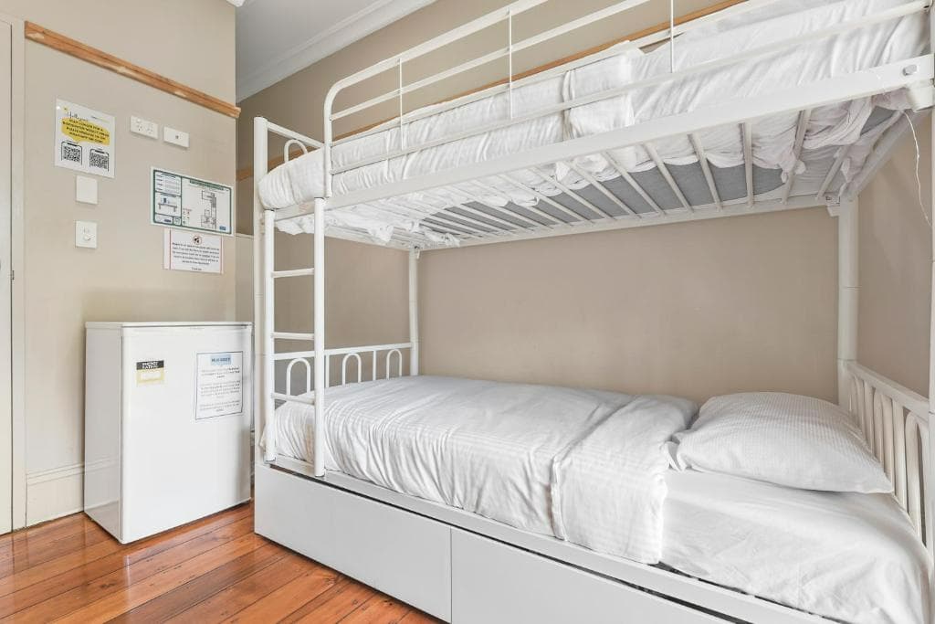 Mixed 2 Beds with Balcony (Shared Bathroom) — Photo 4