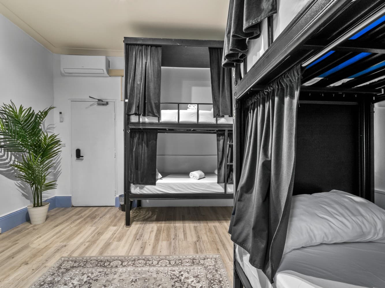 Private Room - ensuite (8ppl max) — Photo 2