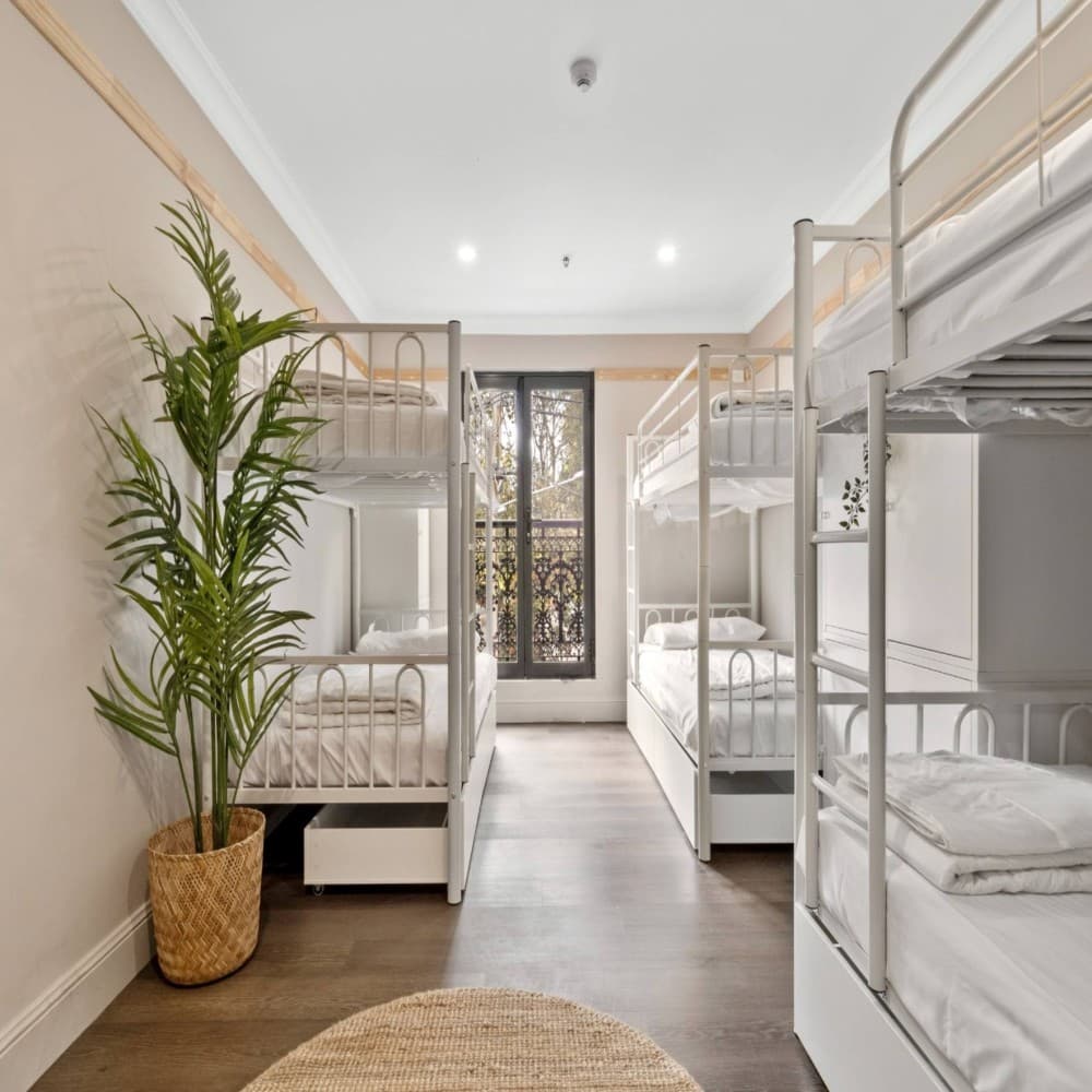 MIXED 6 Beds Ensuite Bathroom — Photo 1
