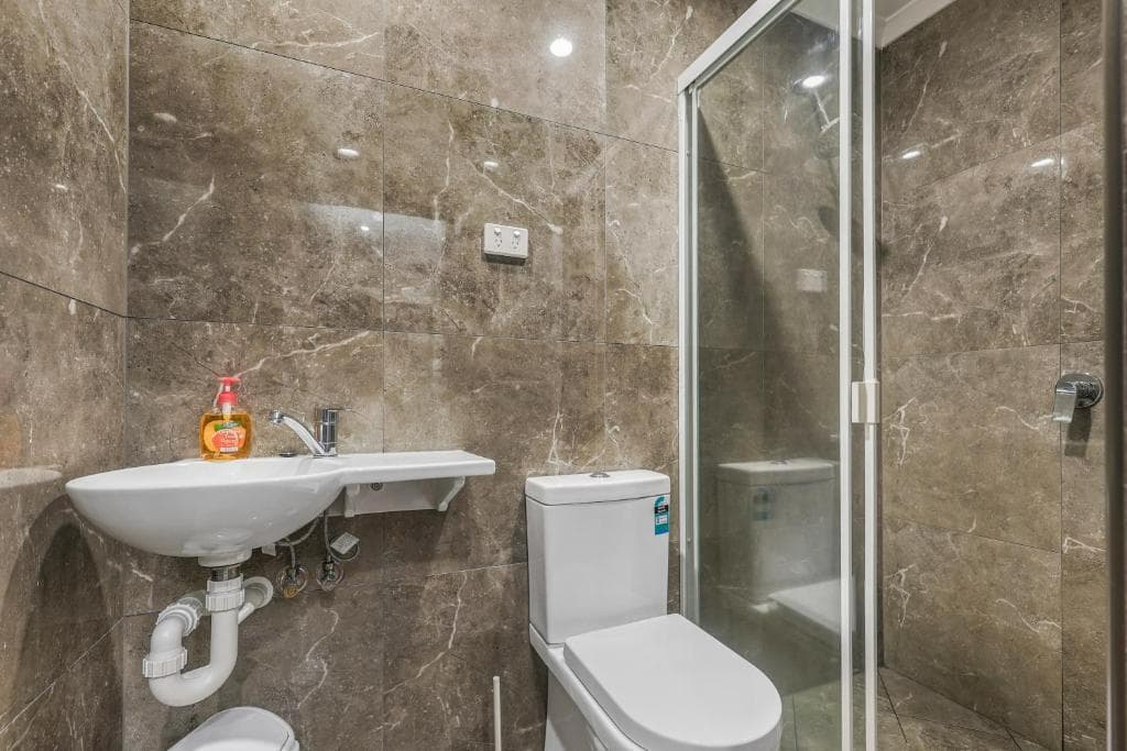 MIXED 4 Beds Ensuite Bathroom — Photo 2