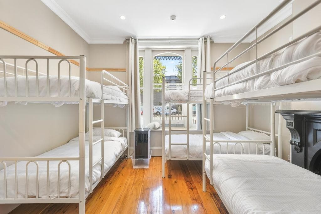 6 Beds Ensuite Bathroom (Female Only) — Photo 2