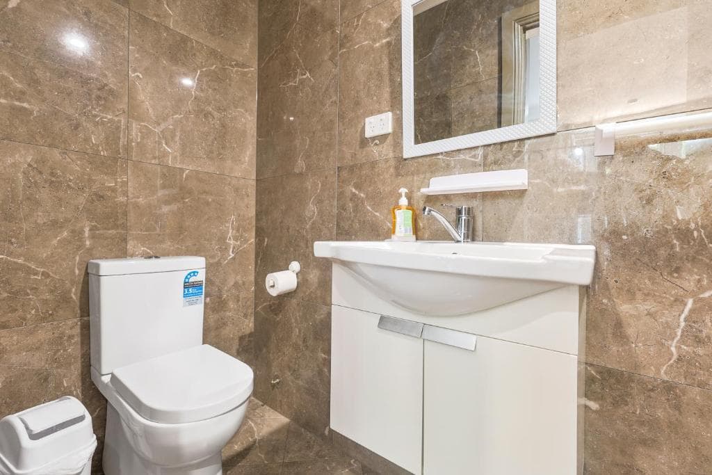 6 Beds Ensuite Bathroom (Female Only) — Photo 4