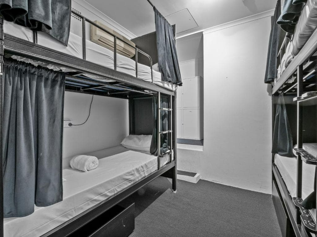 Mixed Pod 4 People Bedroom - Ensuite Bathroom — Photo 5